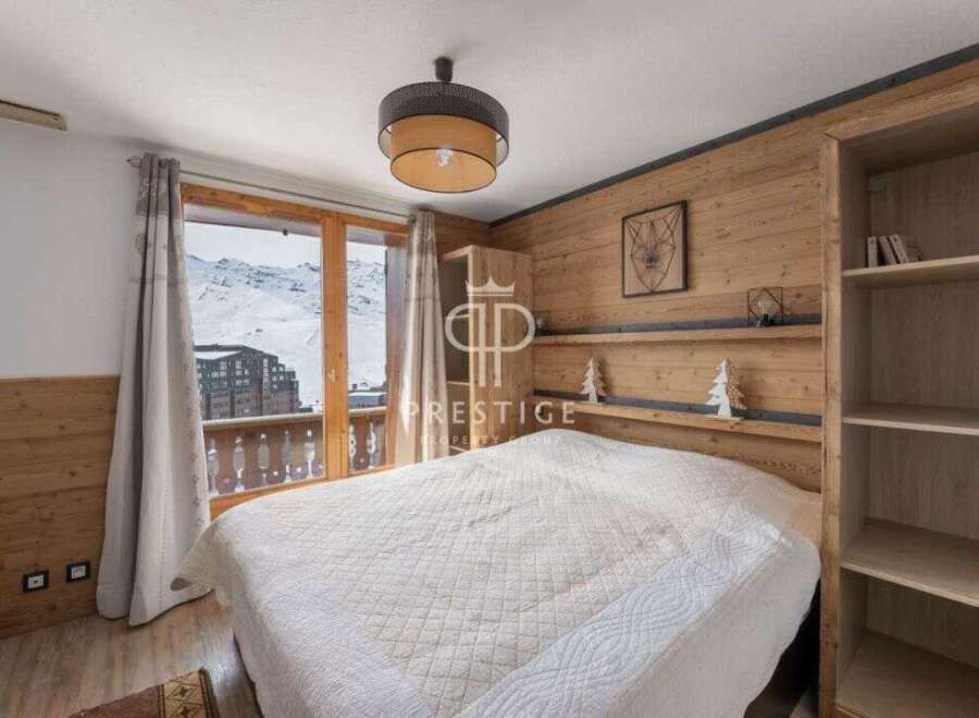 Discover a cozy bedroom with stunning mountain views.