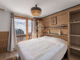 Discover a cozy bedroom with stunning mountain views.