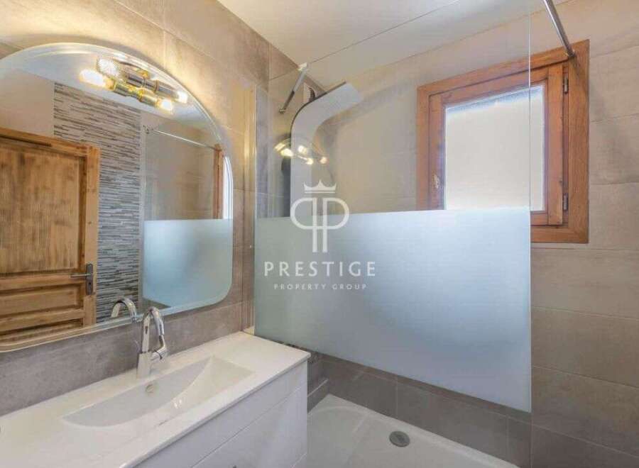Discover a luxurious bathroom with a modern design.