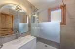 Discover a luxurious bathroom with a modern design.