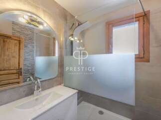 Discover a luxurious bathroom with a modern design.