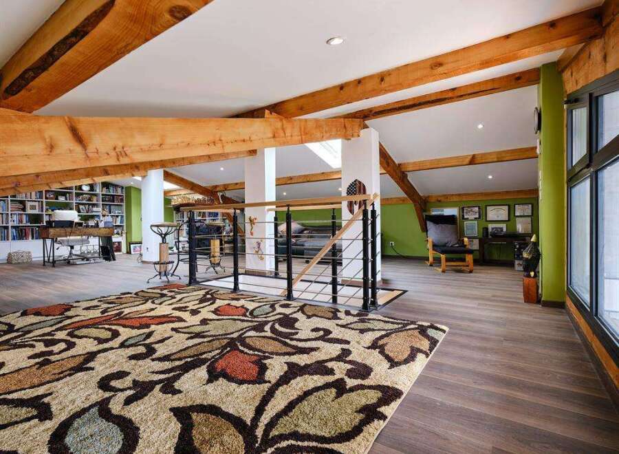 This stunning loft boasts exposed wooden beams, creating a warm and inviting atmosphere.