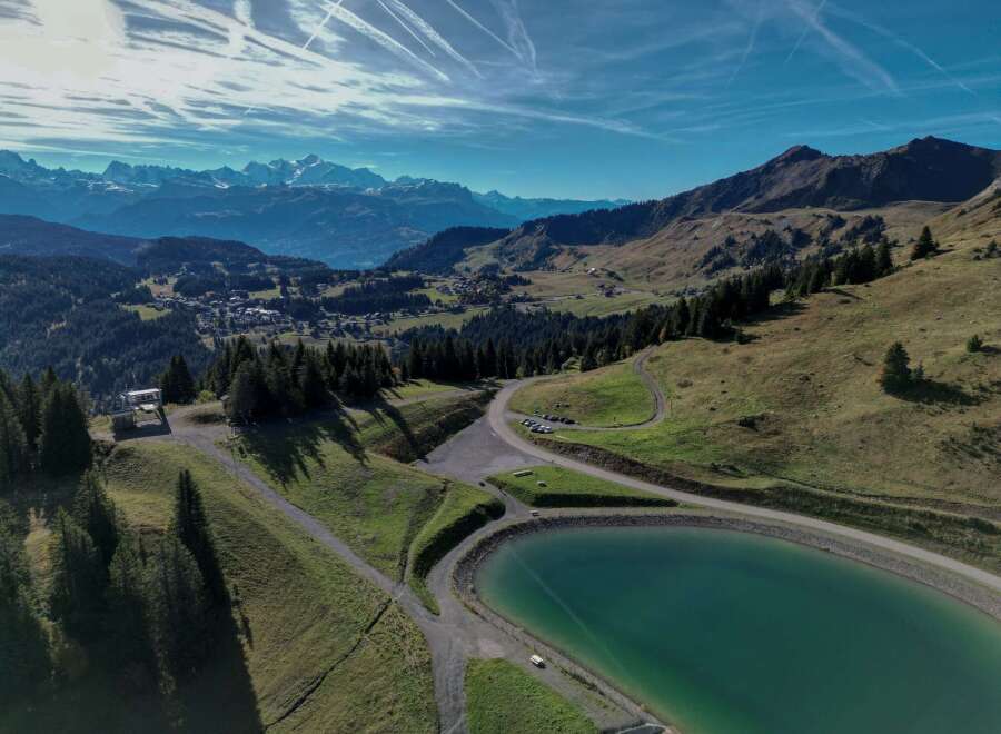 Discover breathtaking mountain views in this stunning landscape.