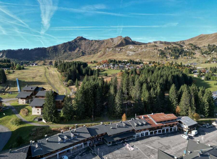 Discover a stunning mountain retreat with breathtaking views.