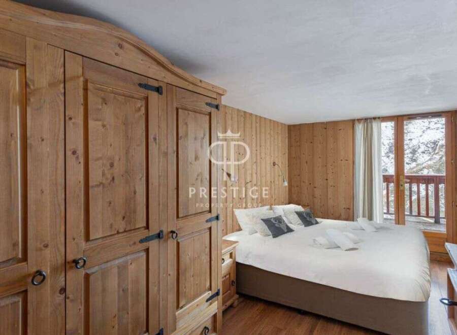 Discover the charm of this cozy bedroom, featuring rustic wooden accents and a warm, inviting atmosphere.