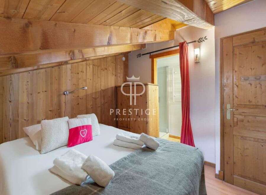 Discover the charm of this cozy bedroom, featuring rustic wooden accents and a warm, inviting atmosphere.