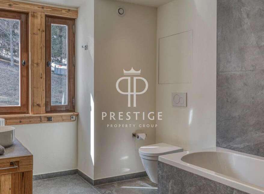 Discover a luxurious bathroom with a modern design.