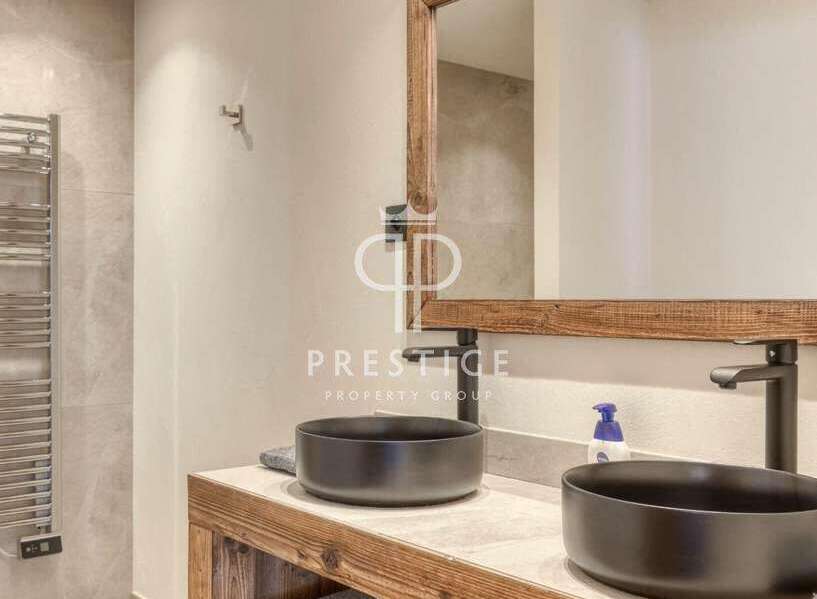 Discover modern elegance in this stunning bathroom.