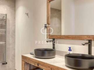 Discover modern elegance in this stunning bathroom.