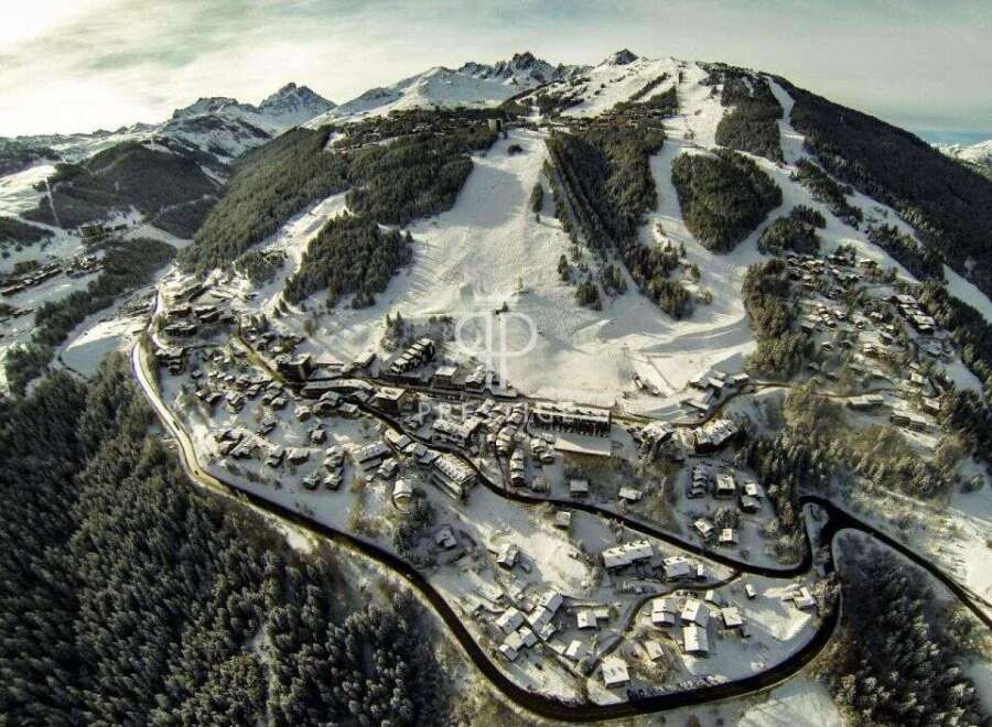 Discover a stunning mountain property nestled in a picturesque ski resort.
