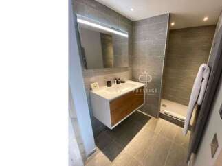 Discover modern elegance in this stunning bathroom.