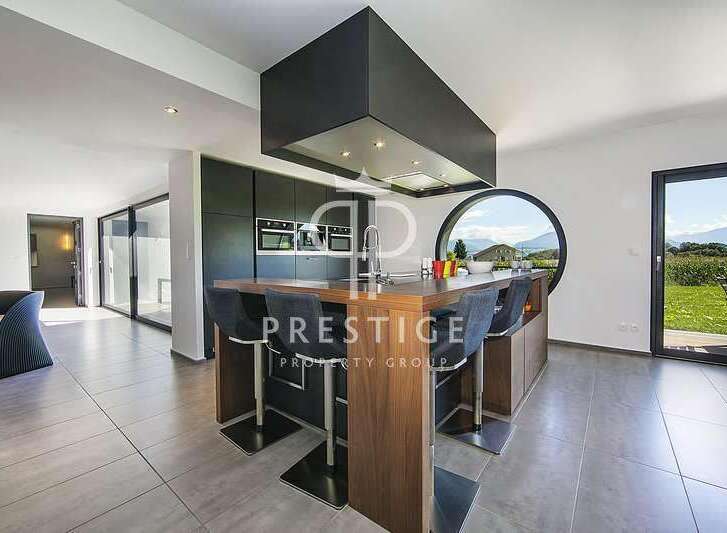 Discover modern luxury in this stunning kitchen.