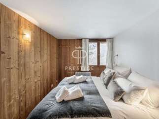 Discover the epitome of alpine luxury in this stunning bedroom.
