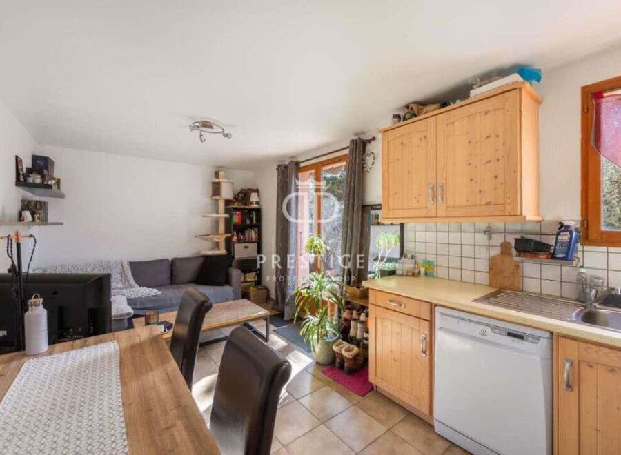 Discover this charming property featuring a cozy living space and a well-equipped kitchen.