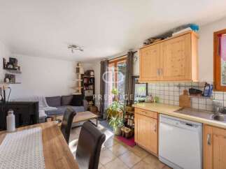 Discover this charming property featuring a cozy living space and a well-equipped kitchen.