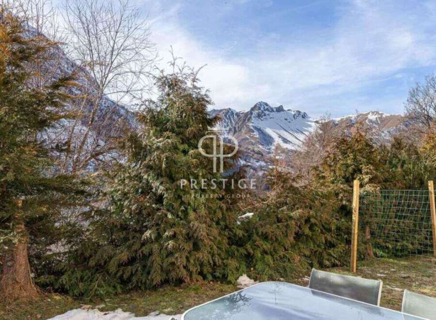 Discover a stunning property nestled in a picturesque mountain setting.