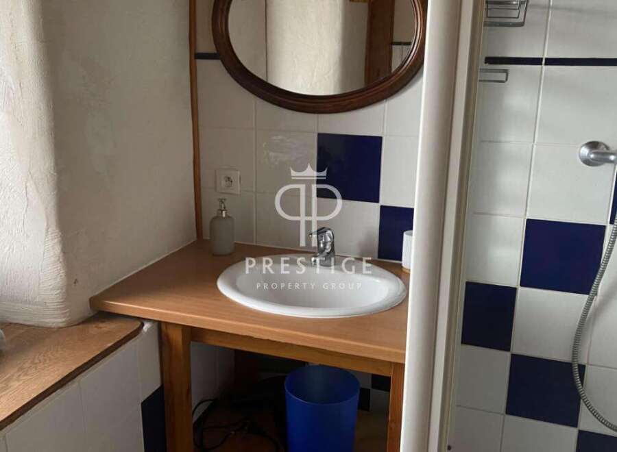 Discover this charming property featuring a well-appointed bathroom.