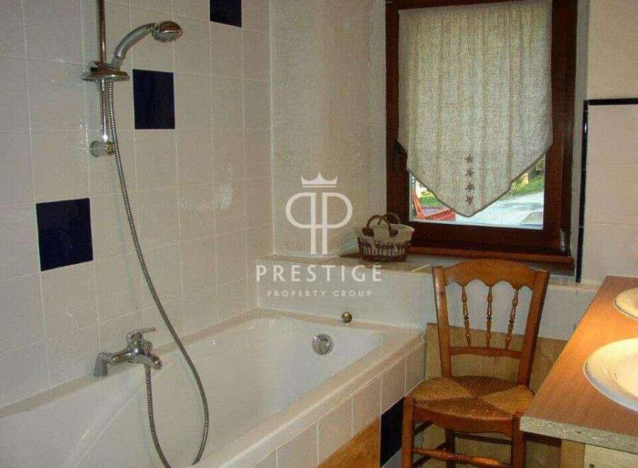 Discover a charming bathroom with a classic design.