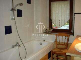 Discover a charming bathroom with a classic design.