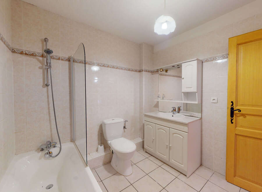 Discover a charming bathroom with a bright and airy ambiance.
