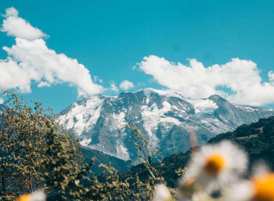Experience the breathtaking beauty of the mountains with this stunning landscape.
