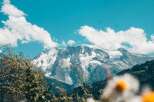 Experience the breathtaking beauty of the mountains with this stunning landscape.