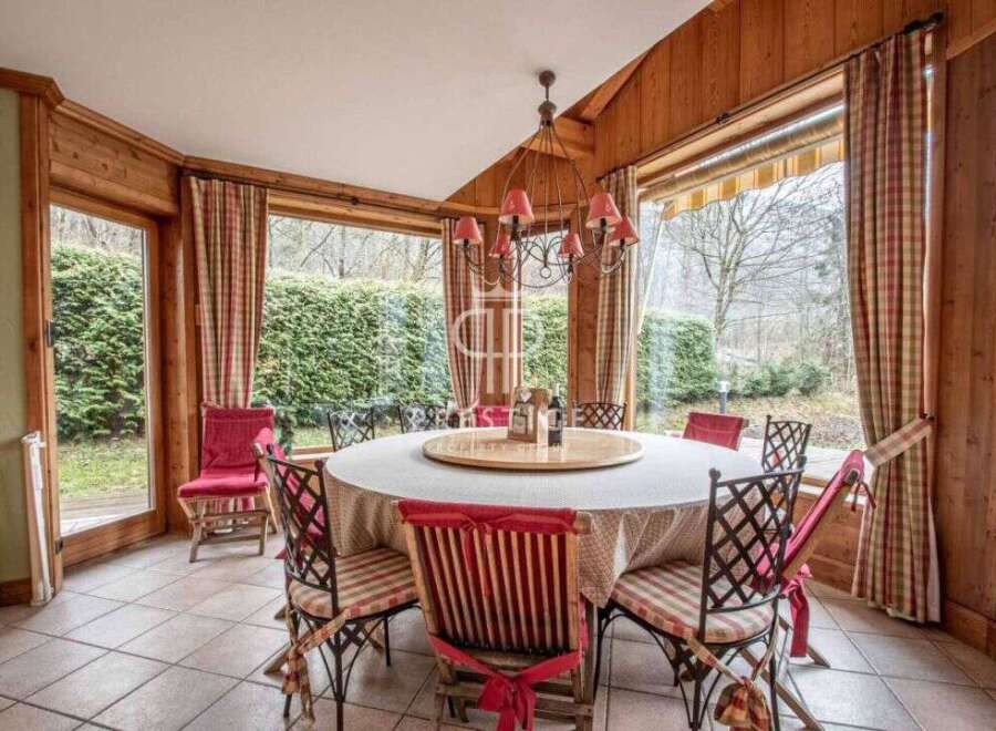 Discover the charm of this dining room, featuring a round table perfect for gatherings.