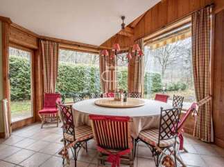 Discover the charm of this dining room, featuring a round table perfect for gatherings.