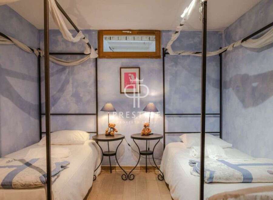 Discover a cozy bedroom with twin beds, perfect for a relaxing stay.
