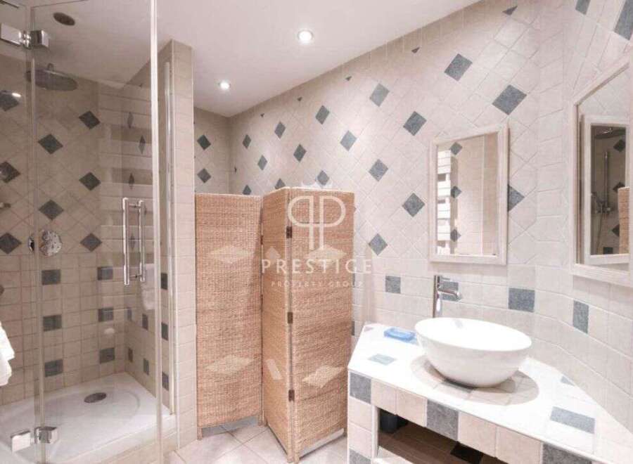 Discover a luxurious bathroom with a modern design.