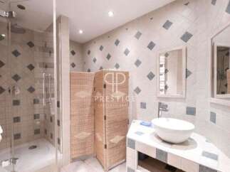 Discover a luxurious bathroom with a modern design.