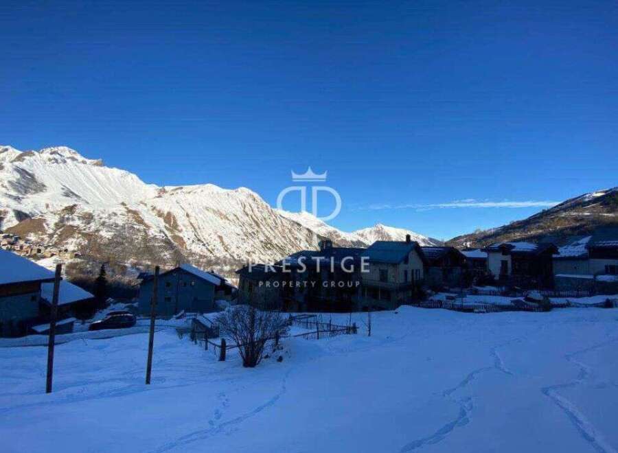 Discover a stunning property nestled in a picturesque mountain setting.