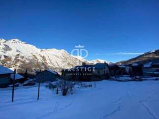 Discover a stunning property nestled in a picturesque mountain setting.