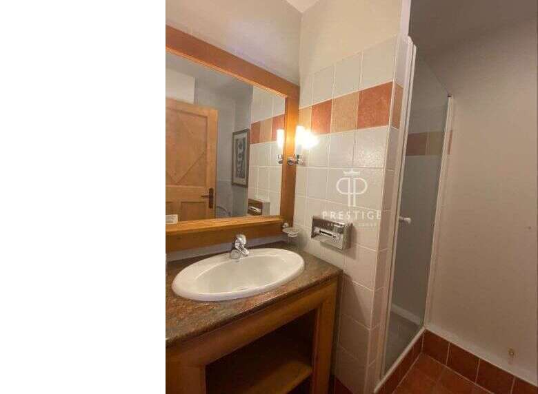 Discover a charming bathroom with a touch of elegance.