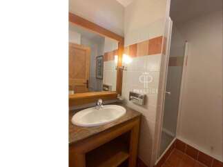 Discover a charming bathroom with a touch of elegance.