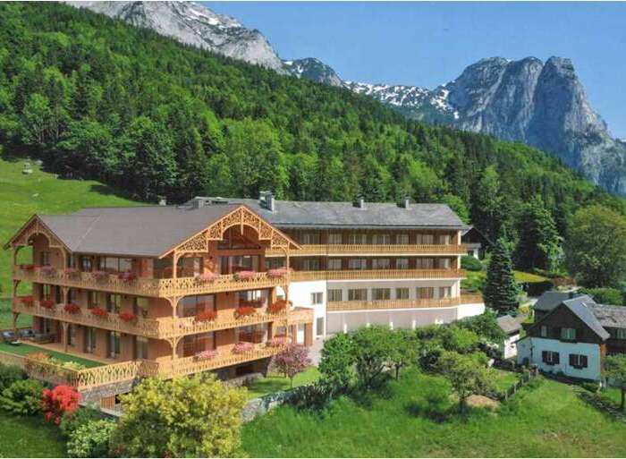 Discover a stunning mountain retreat with breathtaking views.