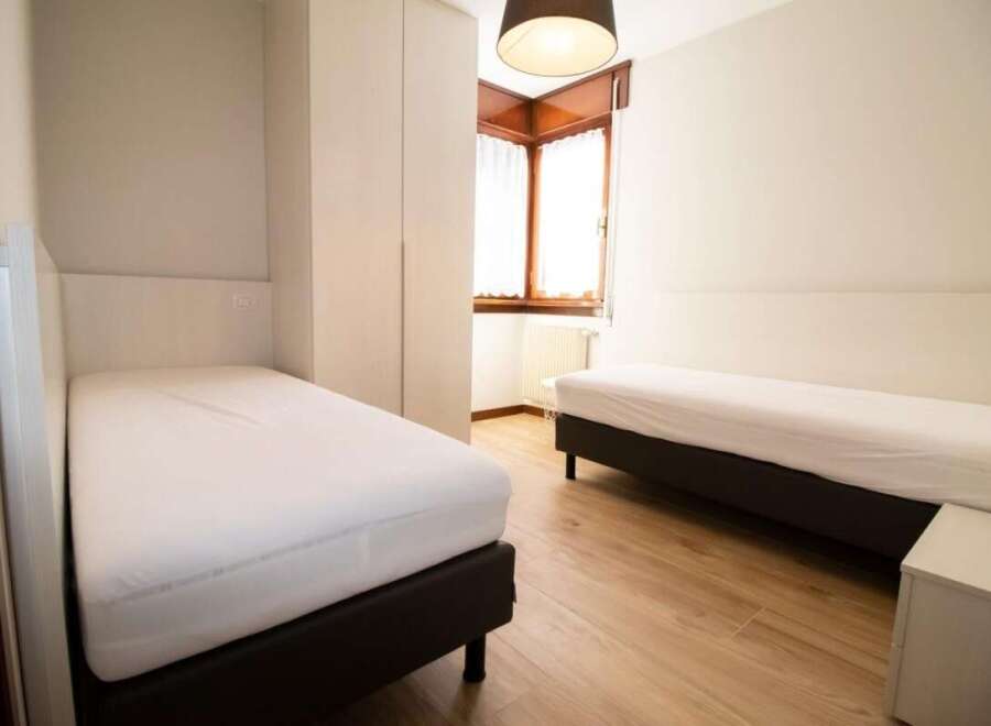 Discover a cozy bedroom featuring two comfortable beds, perfect for a relaxing stay.