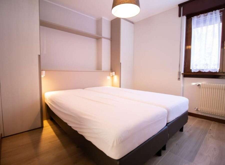 Discover a cozy bedroom featuring a comfortable bed, perfect for a relaxing stay.