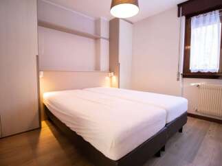 Discover a cozy bedroom featuring a comfortable bed, perfect for a relaxing stay.