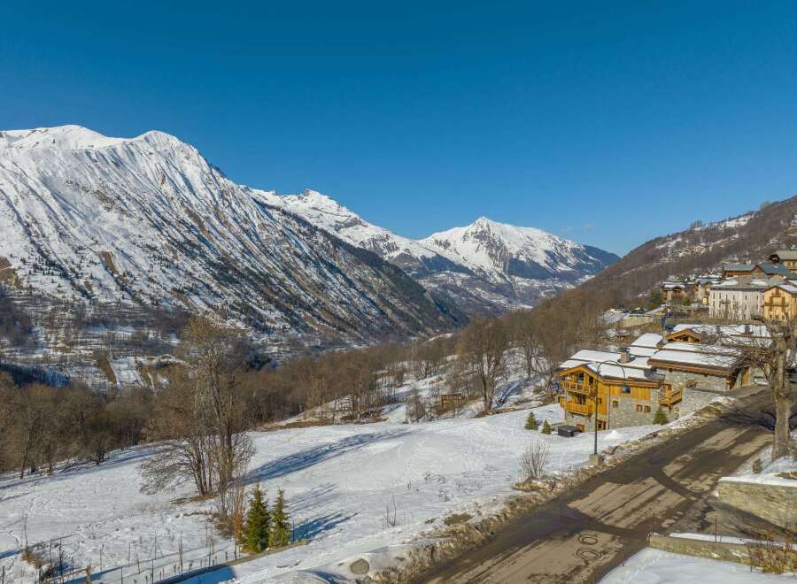 Discover a stunning mountain retreat nestled in a picturesque alpine village.