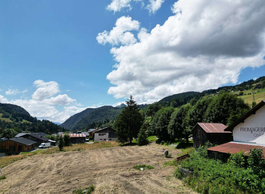Discover a charming property nestled in a picturesque village, offering stunning mountain views and a tranquil atmosphere.