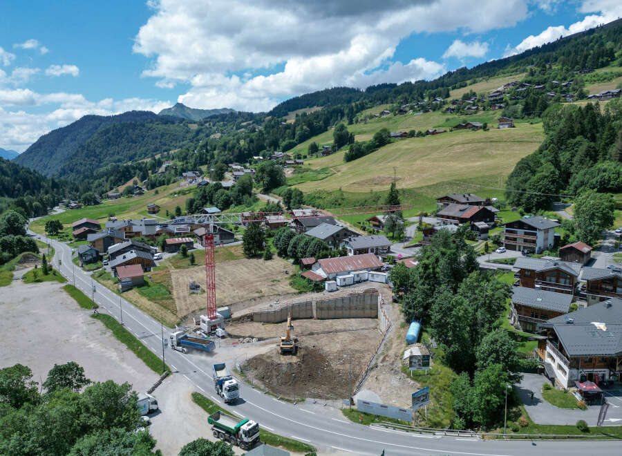 Discover a stunning property nestled in the heart of the mountains, offering breathtaking views and a serene atmosphere.