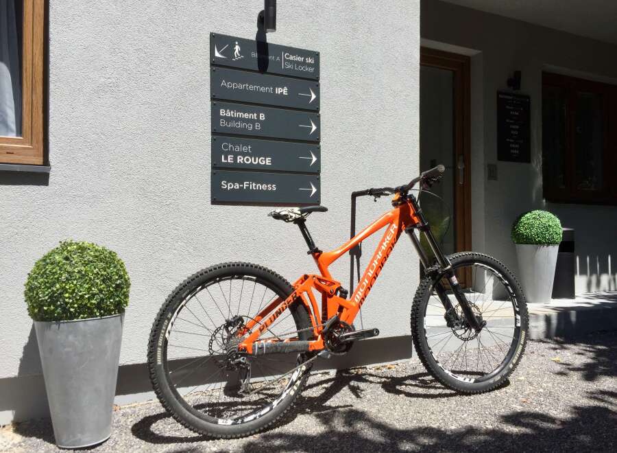 This property offers convenient amenities such as a ski locker, perfect for winter sports enthusiasts.