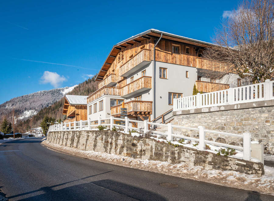 Discover a charming mountain retreat with stunning architecture.