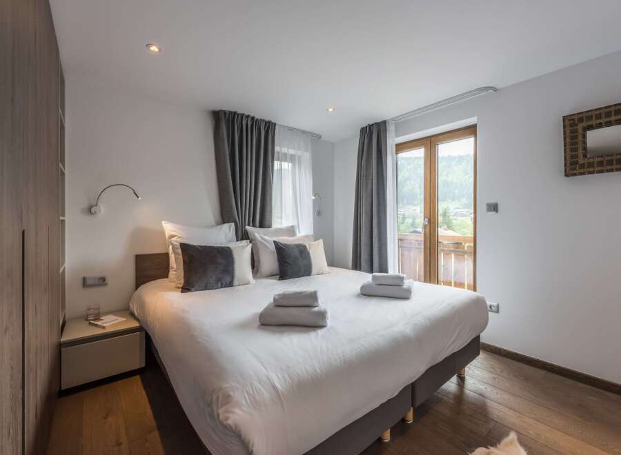 This cozy bedroom features a comfortable bed with soft linens and plush pillows, perfect for a relaxing stay.