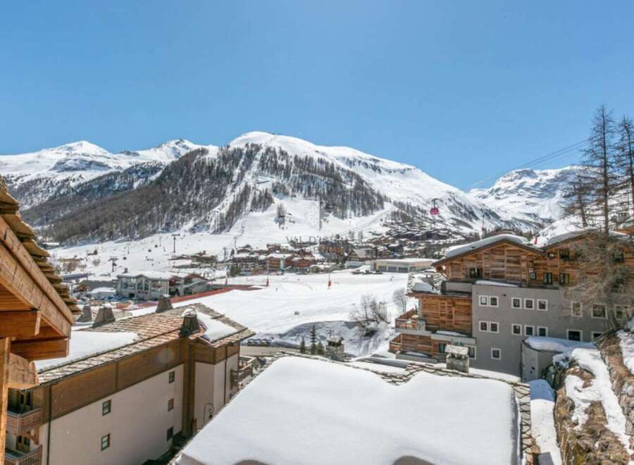 This stunning chalet boasts breathtaking views of the snow-capped mountains and ski slopes.