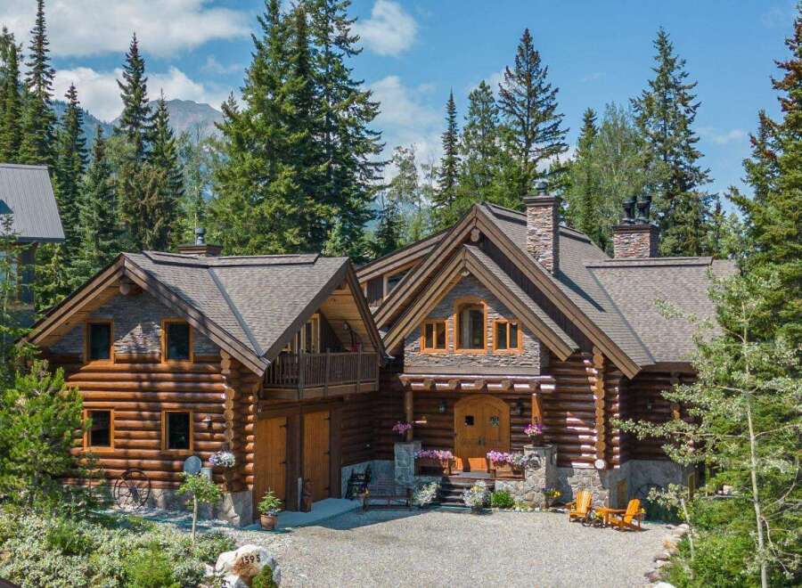 Escape to your dream mountain retreat! This stunning log cabin boasts a charming exterior with a rustic design.