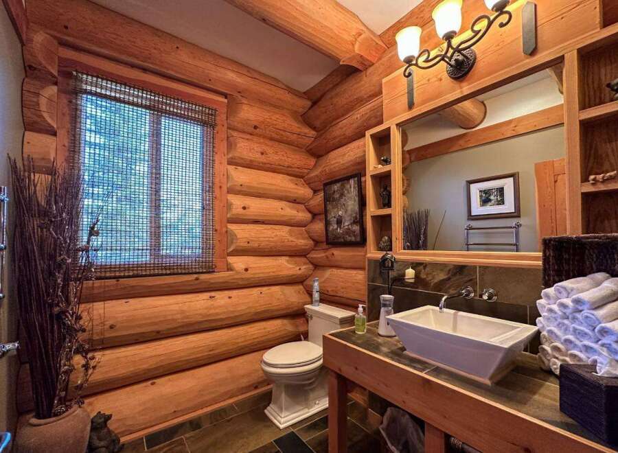 Step into rustic elegance with this stunning log cabin bathroom.