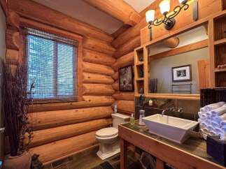 Step into rustic elegance with this stunning log cabin bathroom.