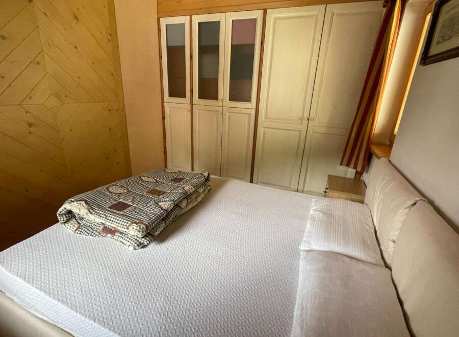 Discover a cozy bedroom with a comfortable bed and a stylish quilt.